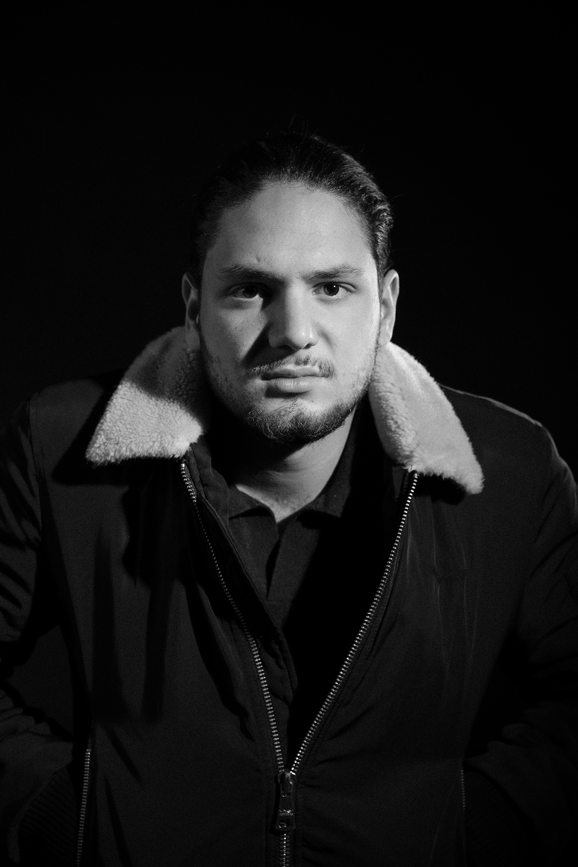 Portrait studio en clair-obscur