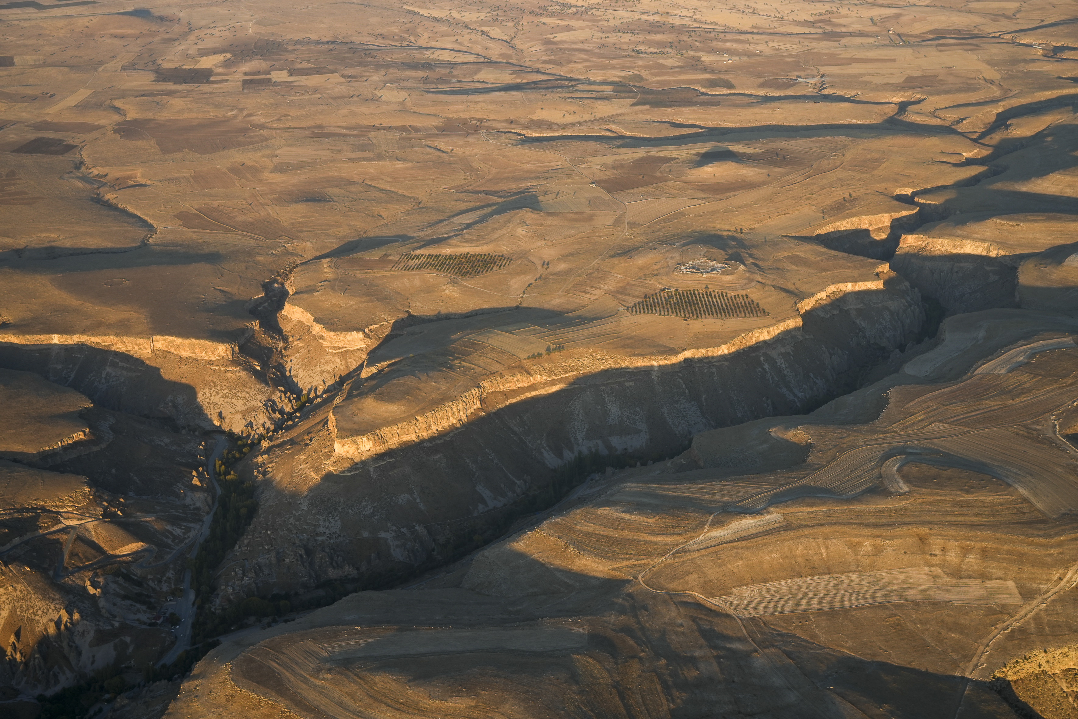 Reliefs ocre au soleil rasant — reportage